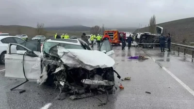 Konya’da kontrolden çıkarak karşı şeride geçen otomobilin, hafif ticari araçla
