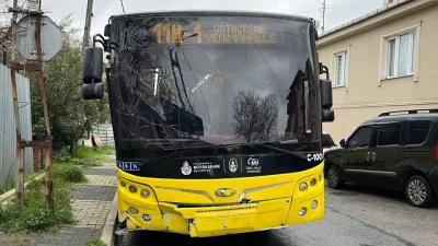 İstanbul Beykoz’da seyir halindeki bir İETT otobüsünün kontrolden çıkarak kaldırıma