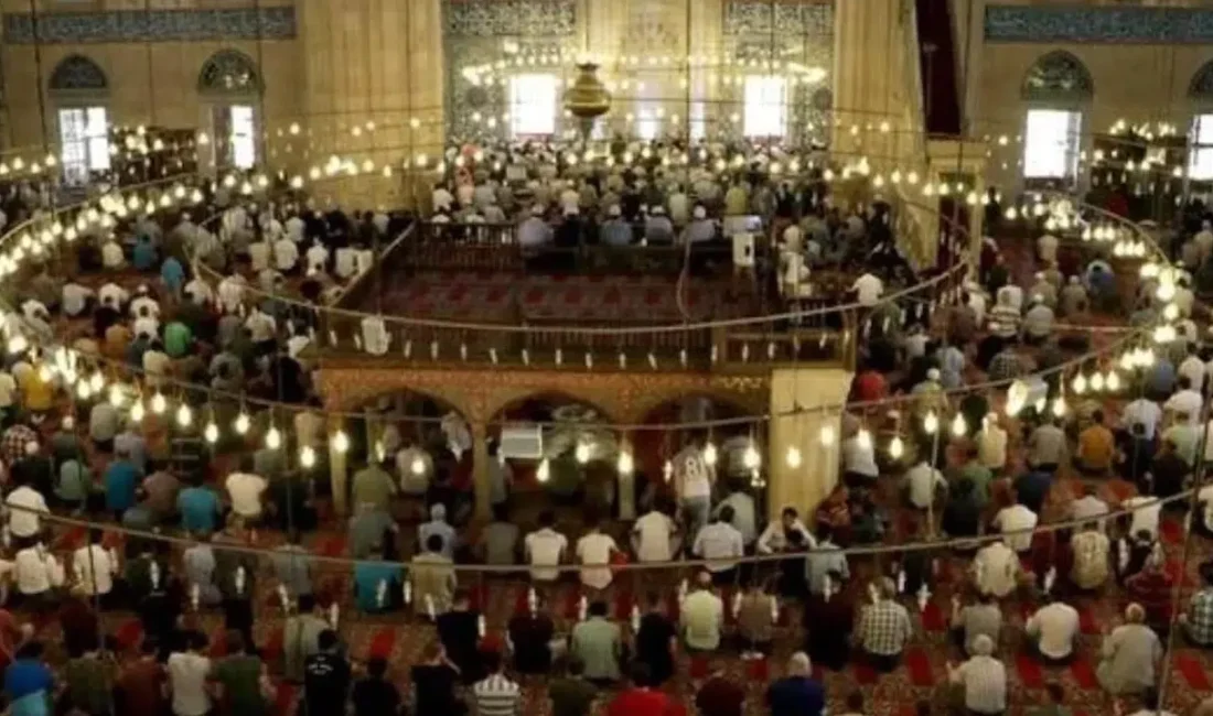 Milyonlarca Müslüman on bir ayın sultanı Ramazan ayına veda etmeye