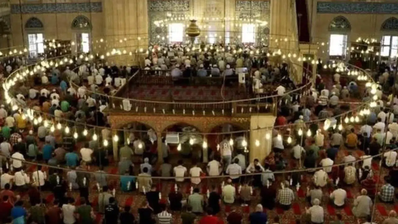 Milyonlarca Müslüman on bir ayın sultanı Ramazan ayına veda etmeye