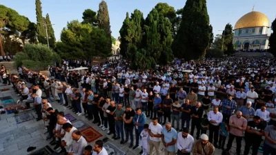 Mescid-i Aksa’da Ramazan Bayramı coşkusu yaşamayı bekleyen binlerce Filistinli, sabahın