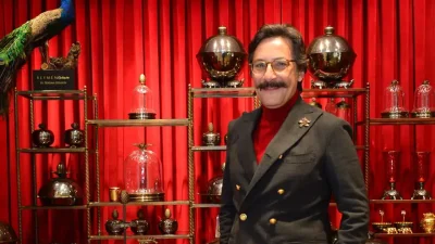 Osmanlı sanatına olan tutkusu ve dünya çapındaki projeleriyle tanınan Serdar