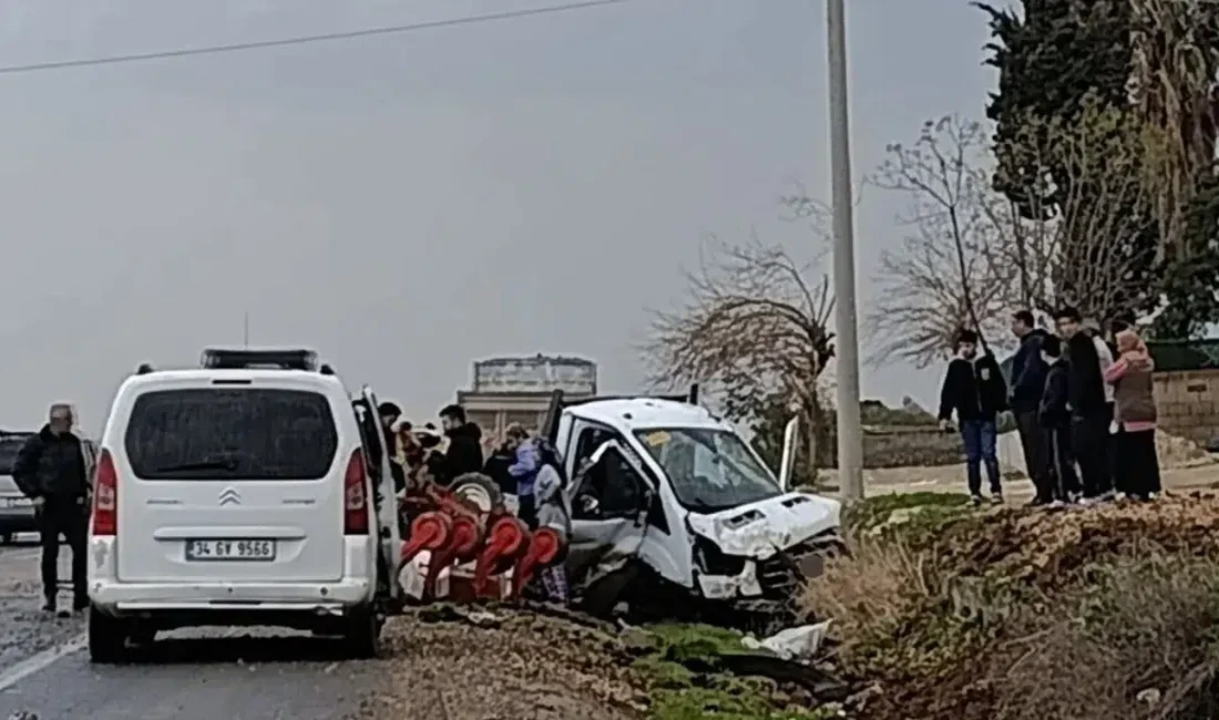 Mardin’in Nusaybin ilçesinde sürücüsünün direksiyon hakimiyetini kaybettiği kamyonetin yol kenarındaki