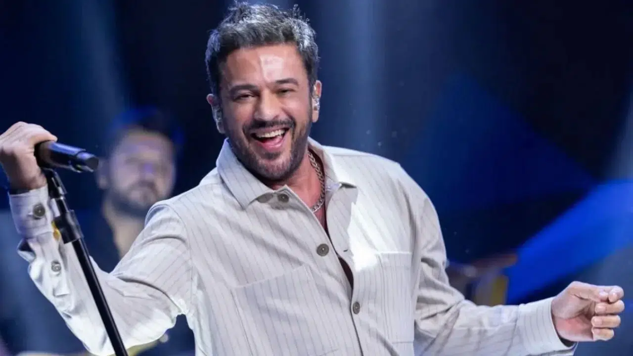 Türk müziğinin ve ekranların vazgeçilmez simalarından biri olan Emre Altuğ,