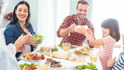 Ramazan ayının sona ermesiyle birlikte kurulan kalabalık bayram sofraları mide