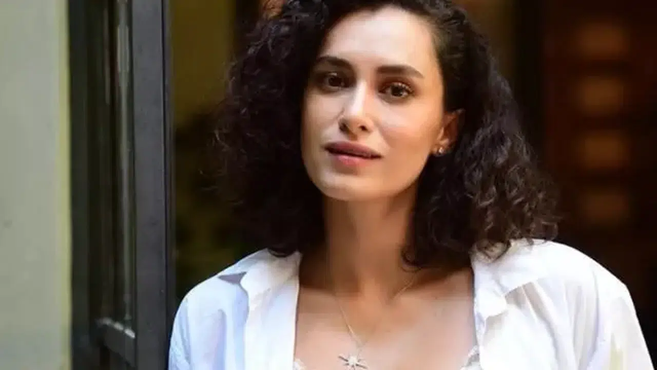 Annemizi Saklarken dizisinde canlandırdığı Handan karakteriyle izleyicileri ekran başına kilitleyen