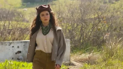 Cennetin Çocukları dizisinde hayat verdiği Zeynep karakteriyle tüm dikkatleri üzerine