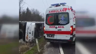 İstanbul Çatalca’da kontrolden çıkan bir yolcu otobüsünün devrilmesi sonucu bölgede