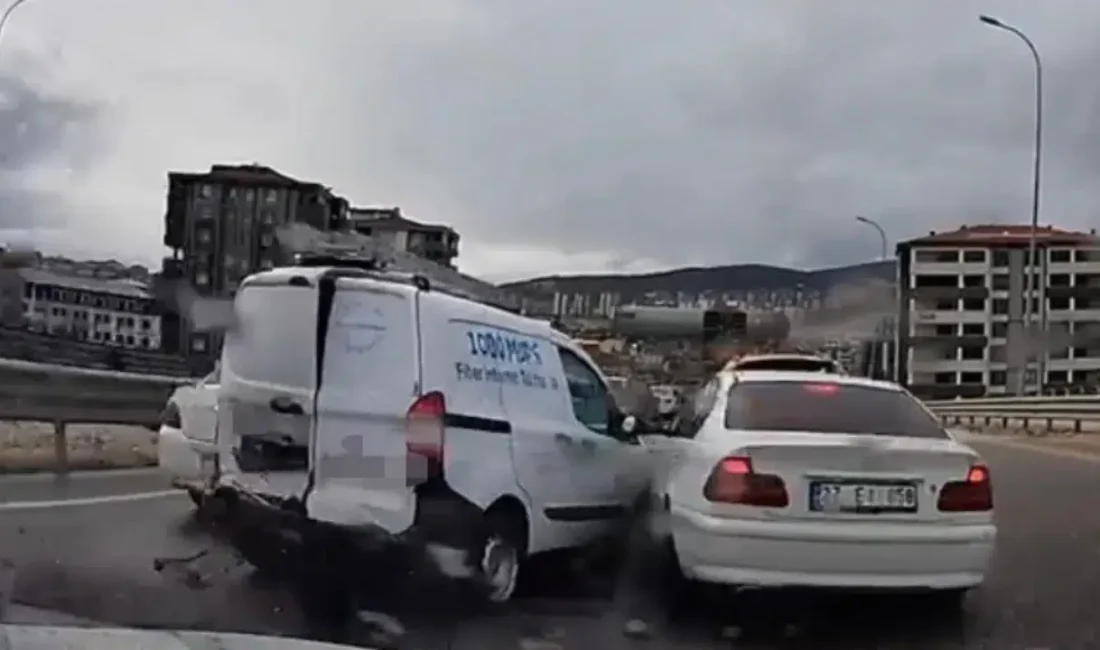 Gaziantep’te sürücüsünün direksiyon hakimiyetini kaybettiği hafif ticari aracın savrularak önündeki