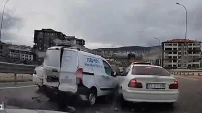 Gaziantep’te sürücüsünün direksiyon hakimiyetini kaybettiği hafif ticari aracın savrularak önündeki