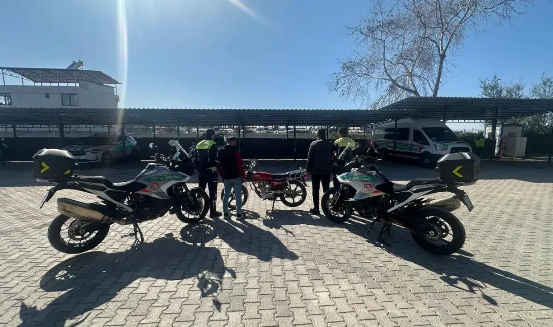 Osmaniye’de E-90 Otoyolu üzerinde motosikletlerle tehlikeli bir yarışa tutuşan ve