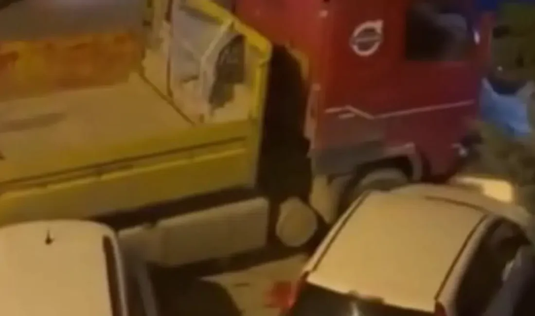 Ankara’da seyir halindeki bir tırın direksiyon hakimiyetini kaybetmesi sonucu meydana