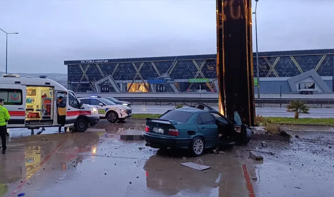 Bursa’nın İnegöl ilçesinde kontrolden çıkan bir otomobilin yol kenarındaki reklam