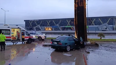 Bursa’nın İnegöl ilçesinde kontrolden çıkan bir otomobilin yol kenarındaki reklam