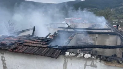 Muğla’nın Yatağan ilçesinde aniden yükselen alevler bir aileyi evsiz bırakırken,