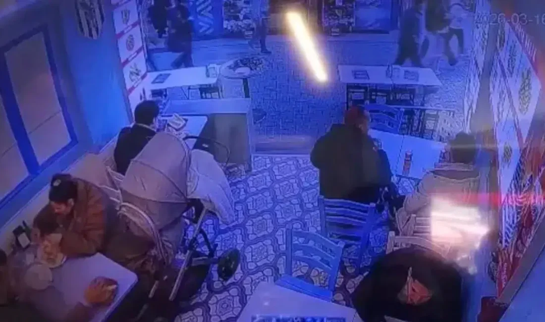 İstanbul’un Beşiktaş ilçesinde akşam yemeği için bir balıkçı restoranını tercih