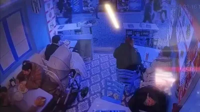 İstanbul’un Beşiktaş ilçesinde akşam yemeği için bir balıkçı restoranını tercih