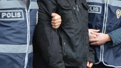 Adana’nın Yüreğir ilçesinde tavuk kümesine sakladığı yüklü miktardaki uyuşturucuyu satmaya