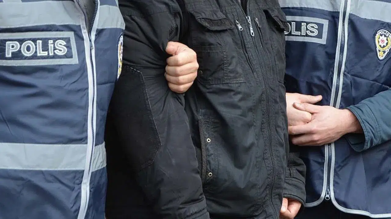 Adana’nın Yüreğir ilçesinde tavuk kümesine sakladığı yüklü miktardaki uyuşturucuyu satmaya