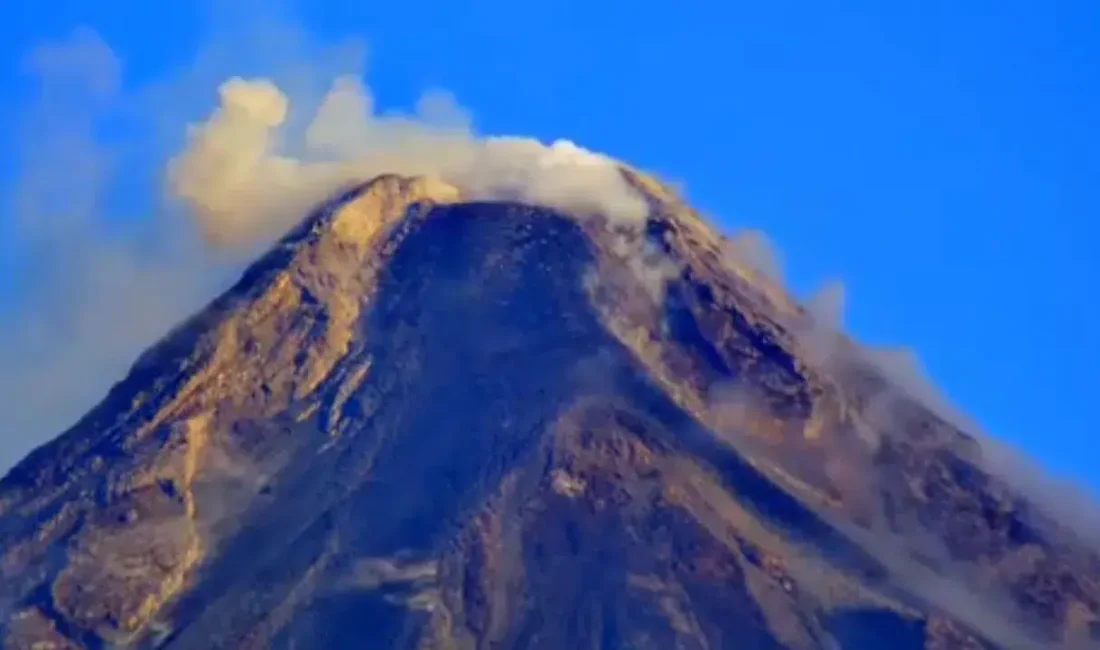 Filipinler’in en hareketli yanardağlarından biri olan Mayon’da volkanik aktivitenin tehlikeli