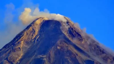 Filipinler’in en aktif ve tehlikeli volkanlarından biri olan Mayon Yanardağı’nda