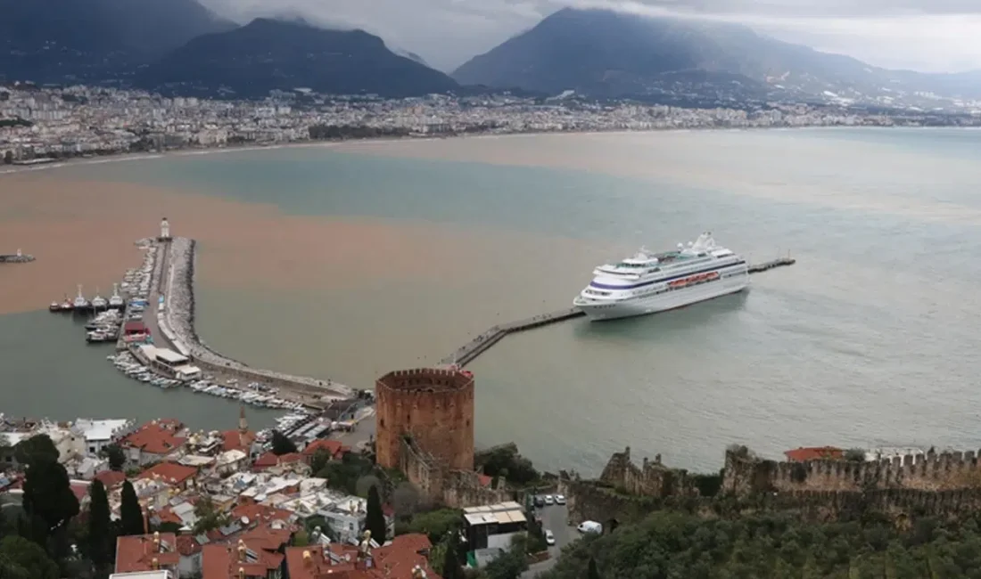 Antalya’nın Alanya ilçesinde etkili olan şiddetli sağanak yağışın ardından kentin