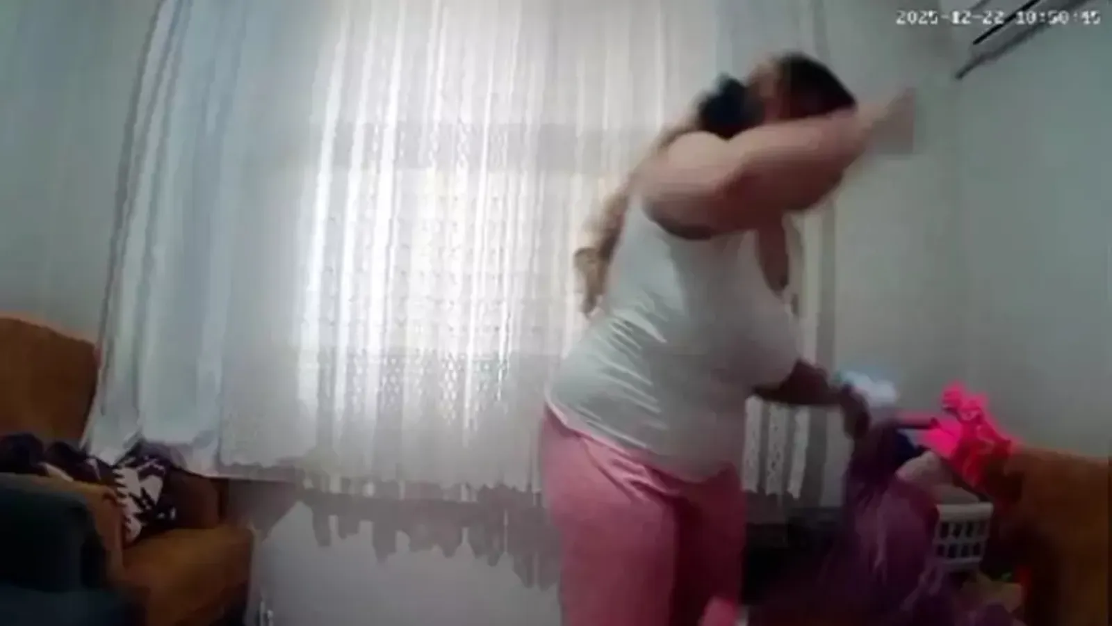 Antalya’da bir yaşındaki öz bebeğine şiddet uyguladığı anlar eve yerleştirilen