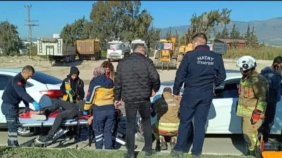 Hatay’ın Antakya ilçesinde aynı istikamette ilerleyen iki otomobilin çarpışması sonucu