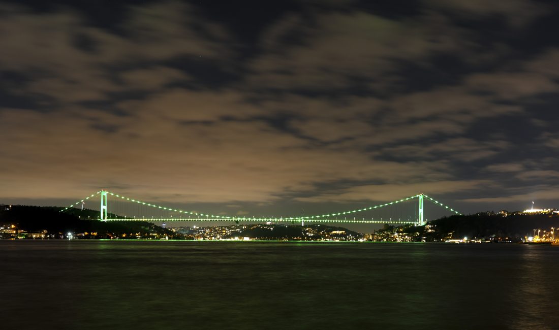 İstanbul’un simge yapılarından Fatih Sultan Mehmet Köprüsü, bu akşam büyüleyici