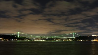 İstanbul’un simge yapılarından Fatih Sultan Mehmet Köprüsü, bu akşam büyüleyici