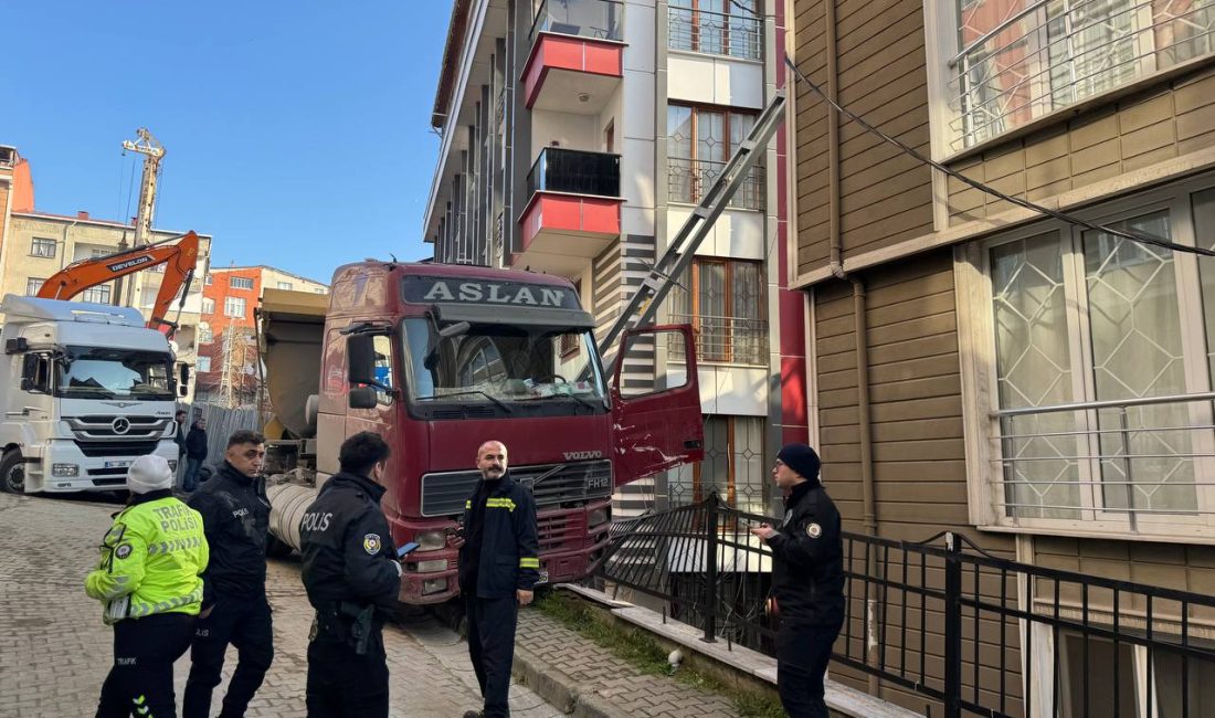 İstanbul Kağıthane’de park halindeyken kontrolsüz şekilde kaymaya başlayan ve aydınlatma