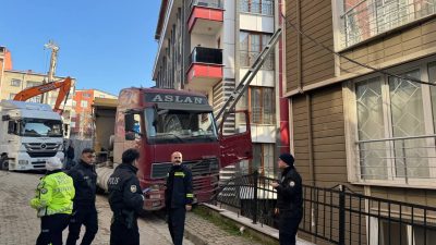 İstanbul Kağıthane’de park halindeyken kontrolsüz şekilde kaymaya başlayan ve aydınlatma