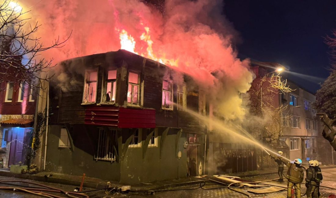 İstanbul Üsküdar’da gece saatlerinde yükselen alevler mahalle sakinlerine büyük korku