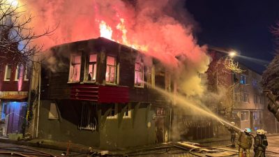 İstanbul Üsküdar’da gece saatlerinde yükselen alevler mahalle sakinlerine büyük korku