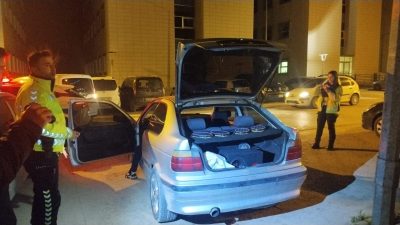 Bursa’nın İnegöl ilçesinde hastane bahçesini adeta konser alanına çeviren sürücü,