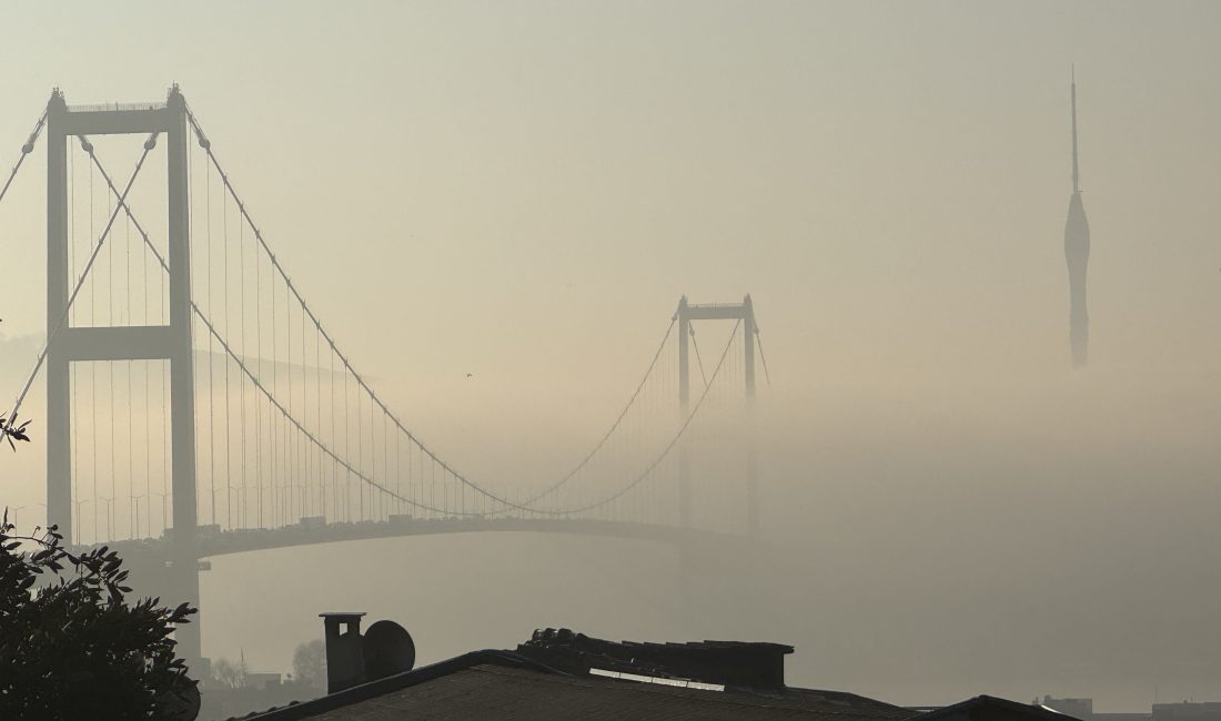 İstanbul yeni güne yoğun bir sis tabakasıyla uyanırken Boğaz’ın simge