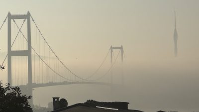 İstanbul yeni güne yoğun bir sis tabakasıyla uyanırken Boğaz’ın simge