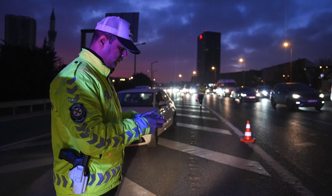 İstanbul’un kritik noktalarında sabah saatlerinde trafik denetimi gerçekleştiren ekipler, drone