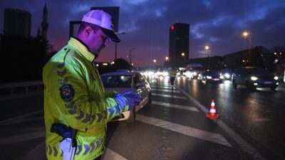 İstanbul’un kritik noktalarında sabah saatlerinde trafik denetimi gerçekleştiren ekipler, drone