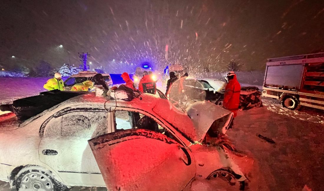 Bitlis’te yoğun kar yağışının etkisiyle meydana gelen feci kazada iki