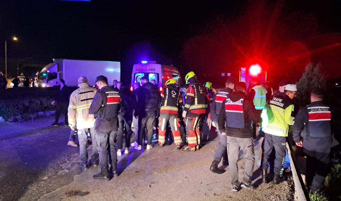 Balıkesir’in Altıeylül ilçesinde kontrolden çıkarak şarampole devrilen otomobil adeta hurdaya