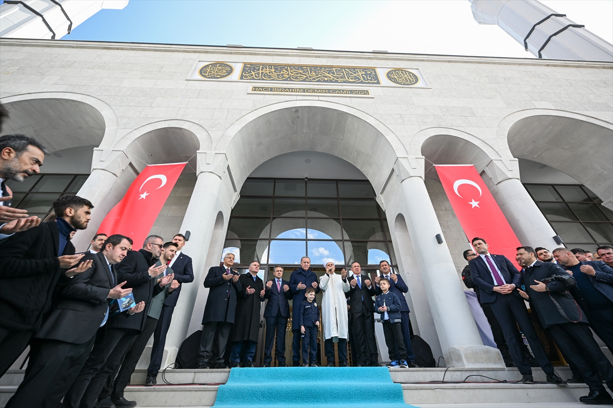 Cumhurbaşkanı Erdoğan: “Milli ve manevi kimliğimize sahip çıkacağız”