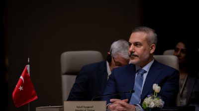 Suudi Arabistan’ın başkenti Riyad’da düzenlenen kritik zirve, İran’dan atılan füzelerin