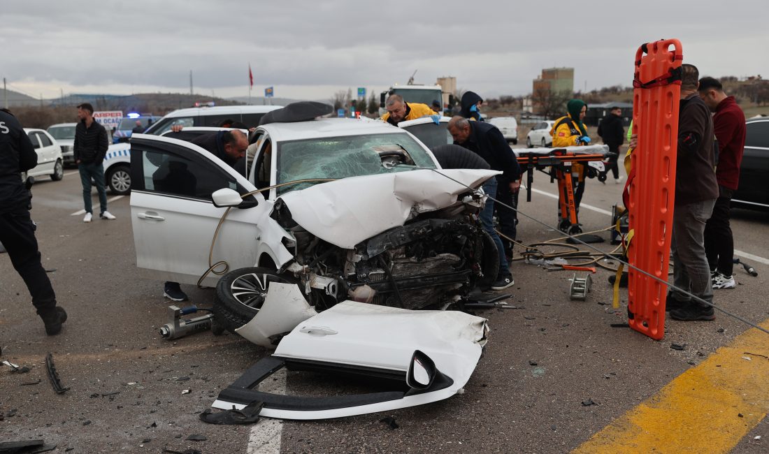 Nevşehir-Acıgöl kara yolunda meydana gelen ve üç aracın birbirine girdiği