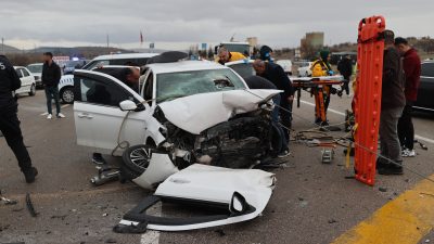 Nevşehir-Acıgöl kara yolunda meydana gelen ve üç aracın birbirine girdiği