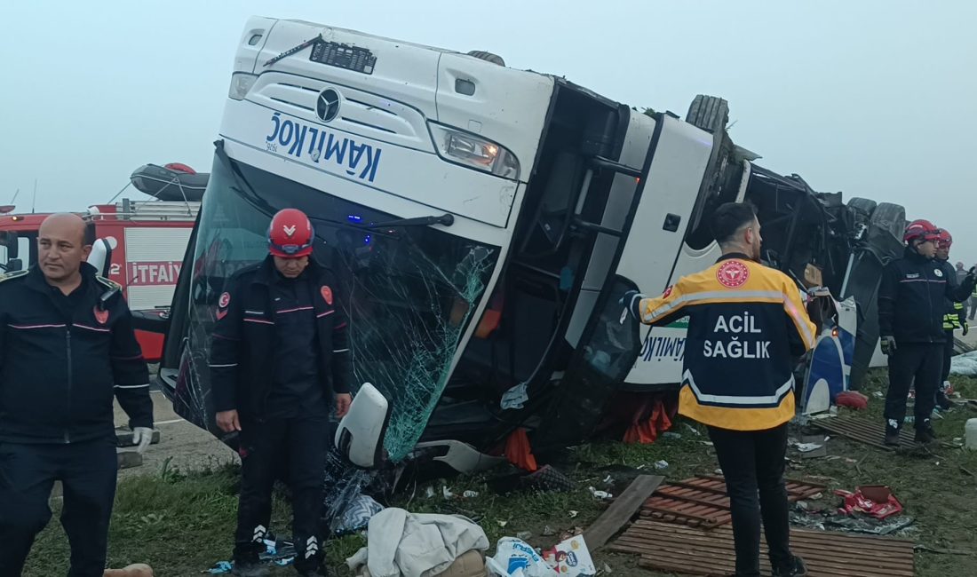 Adana’nın Kozan ilçesinde kontrolden çıkan bir yolcu otobüsünün devrilmesi sonucu