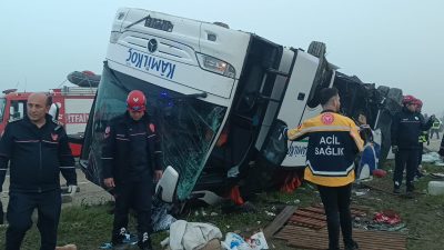 Adana’nın Kozan ilçesinde kontrolden çıkan bir yolcu otobüsünün devrilmesi sonucu