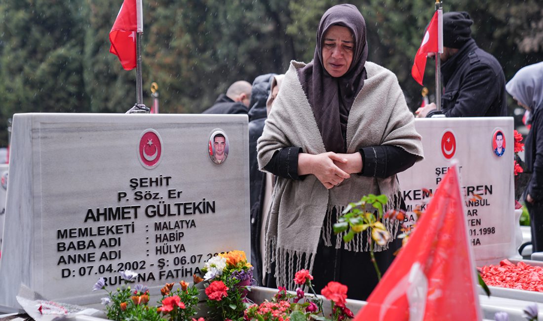 Ramazan Bayramı’nın ilk gününde Edirnekapı Şehitliği’ne akın eden aileler, kabir