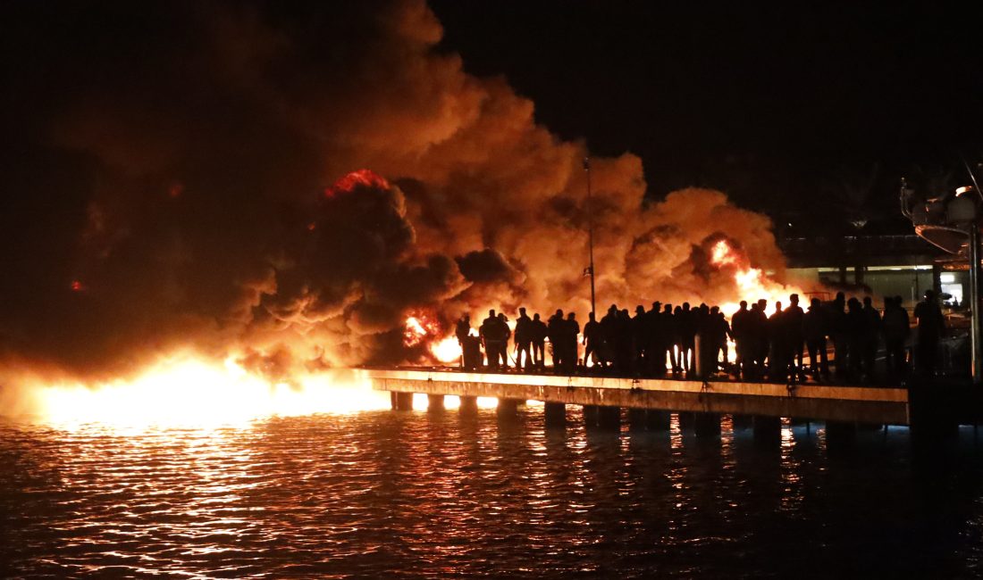 Muğla’nın Bodrum ilçesindeki dünyaca ünlü Yalıkavak Marina’da demirli lüks bir