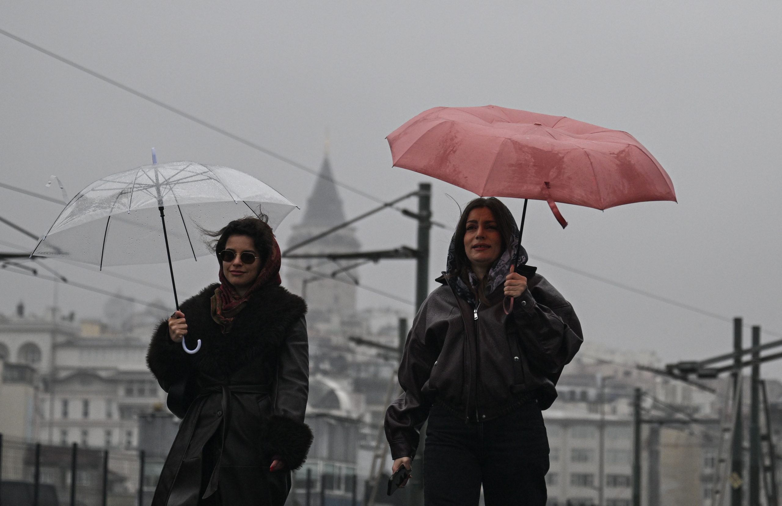 Türkiye genelinde etkili olan kapalı hava yerini kısa süreli bir